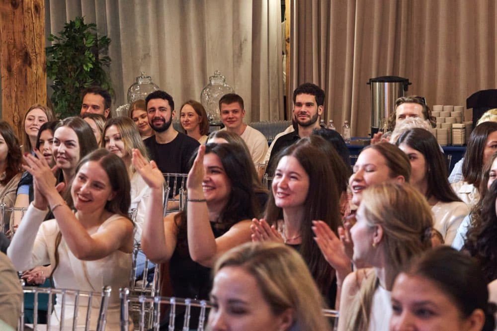 Зрители аплодируют и смеются — живые эмоции в зале